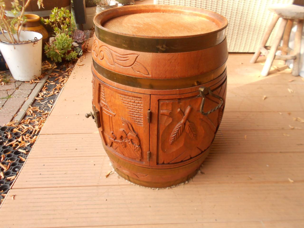 Vintage mini bar wijnvat drank kast.