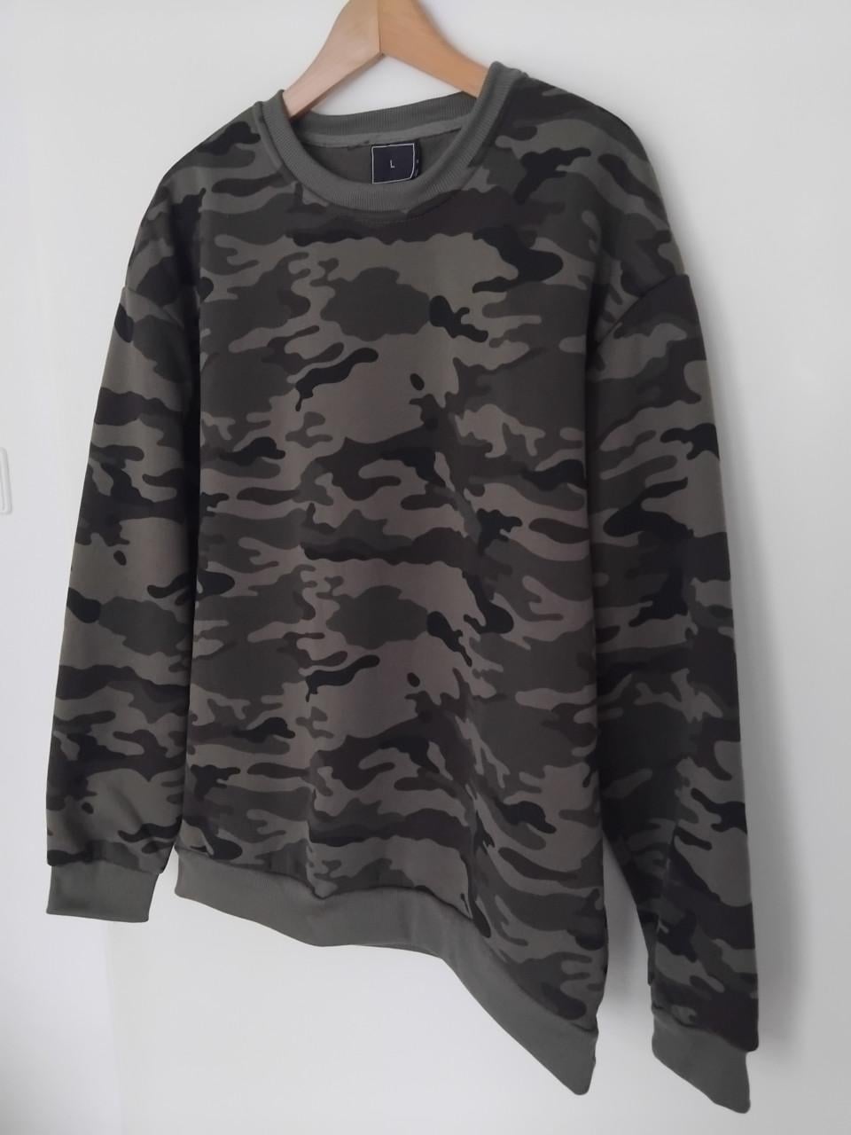 Sweater Army green draagmt. M