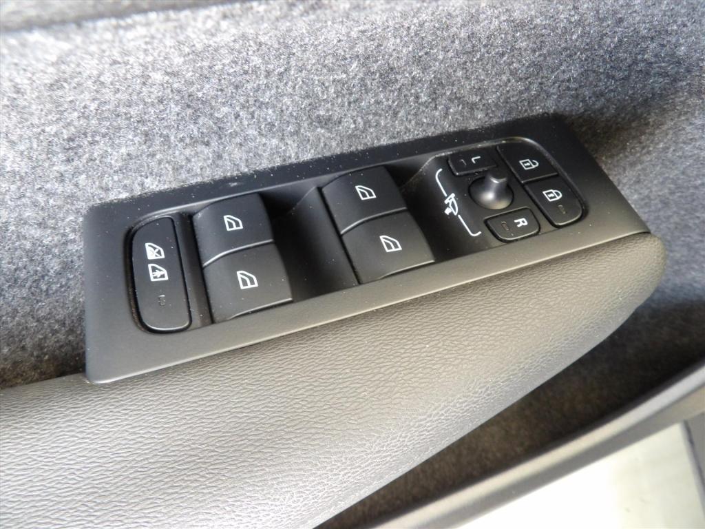 Volvo XC40 b3 163pk mild hybrid aut plus dark