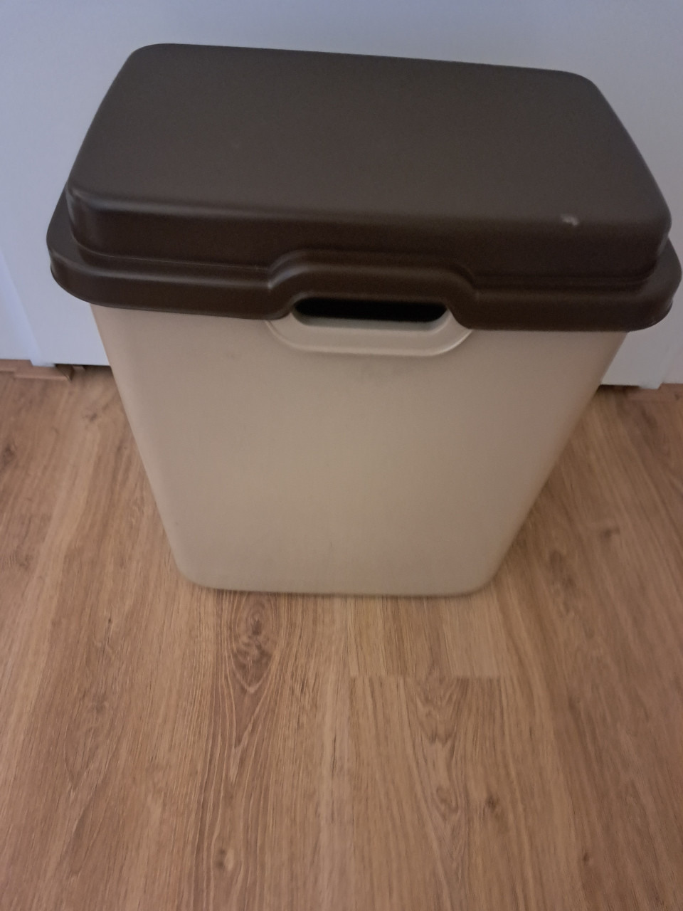 Wasbox Curver met deksel.