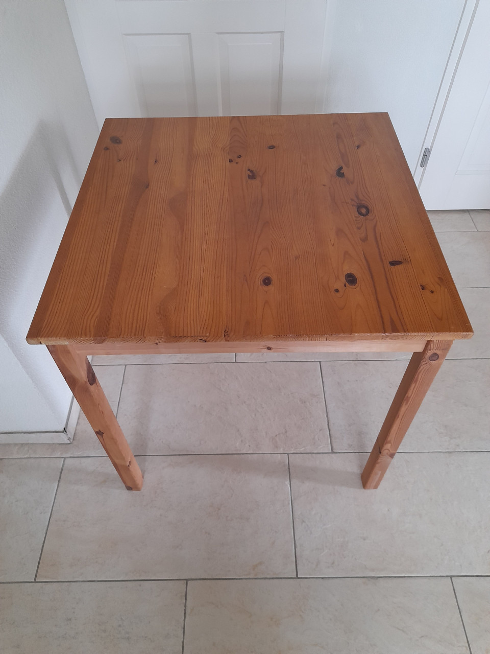 Grenen tafel 75 x 75 x 73H (in goede staat )