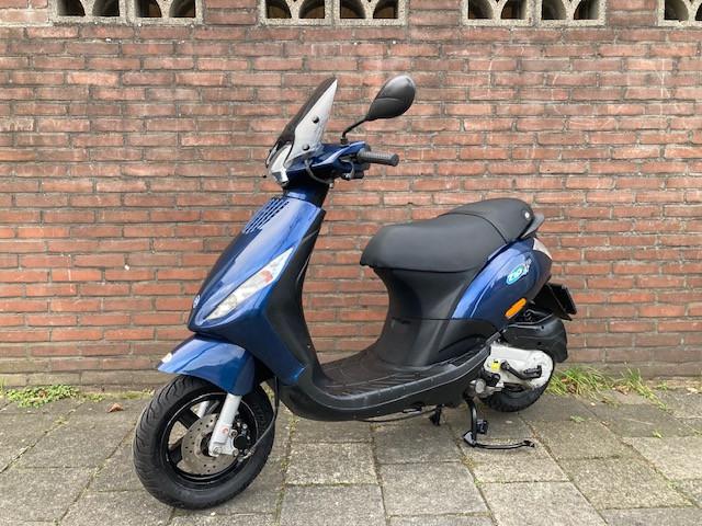 ZEER MOOIE PIAGGIO ZIP 4 TAKT SNOR SCOOTER ! BOUWJAAR 2013