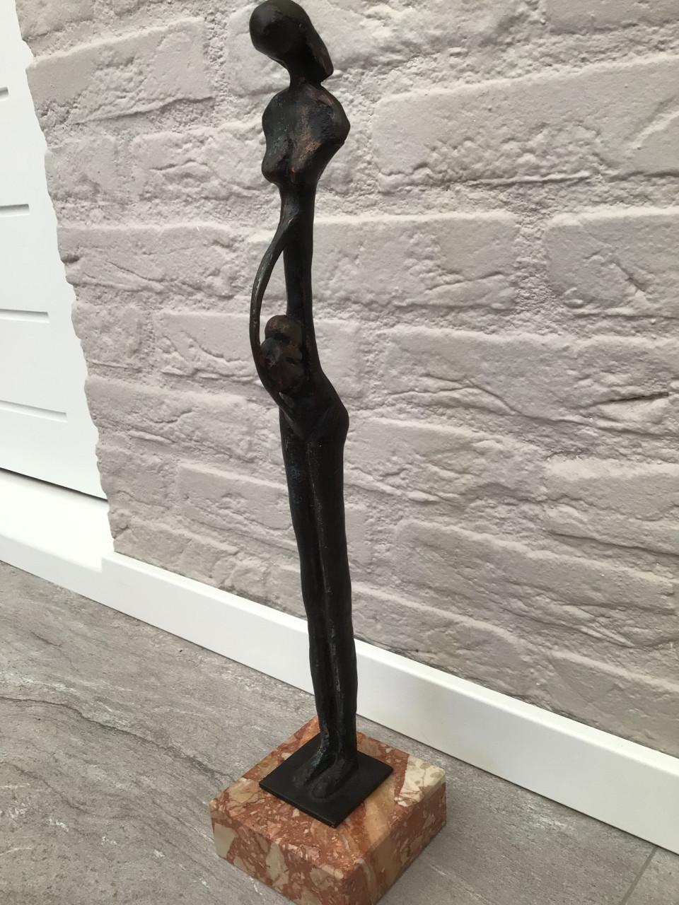 Bronzen beeldje van zwangere vrouw