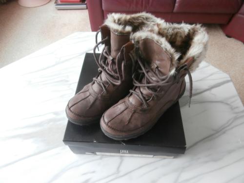 Nieuwe Dameslaarsjes Merk PITT Maat 40 van  € 74,99 voor € 45,00