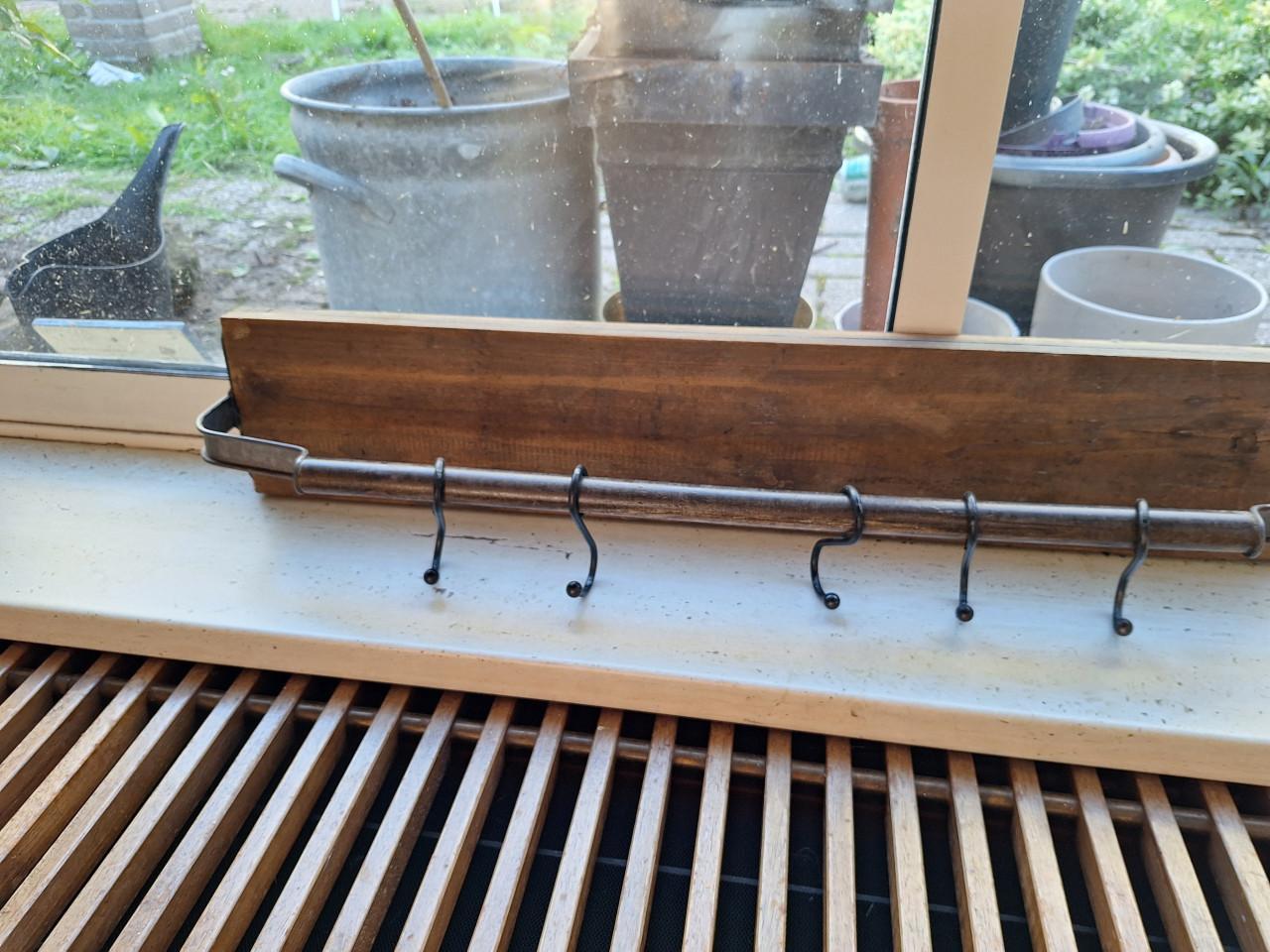 Stoere houten kapstok met metalen haken