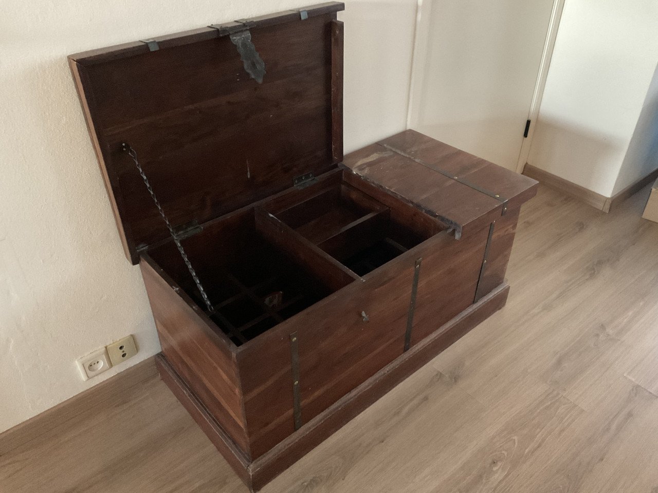 Koloniale houten kist / salontafel met opbergruimte