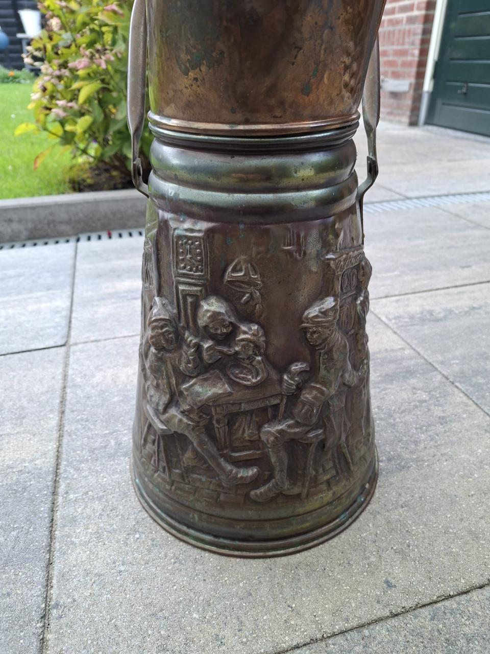 Antieke koperen kolenkit met oud Hollands herberg tafereel.