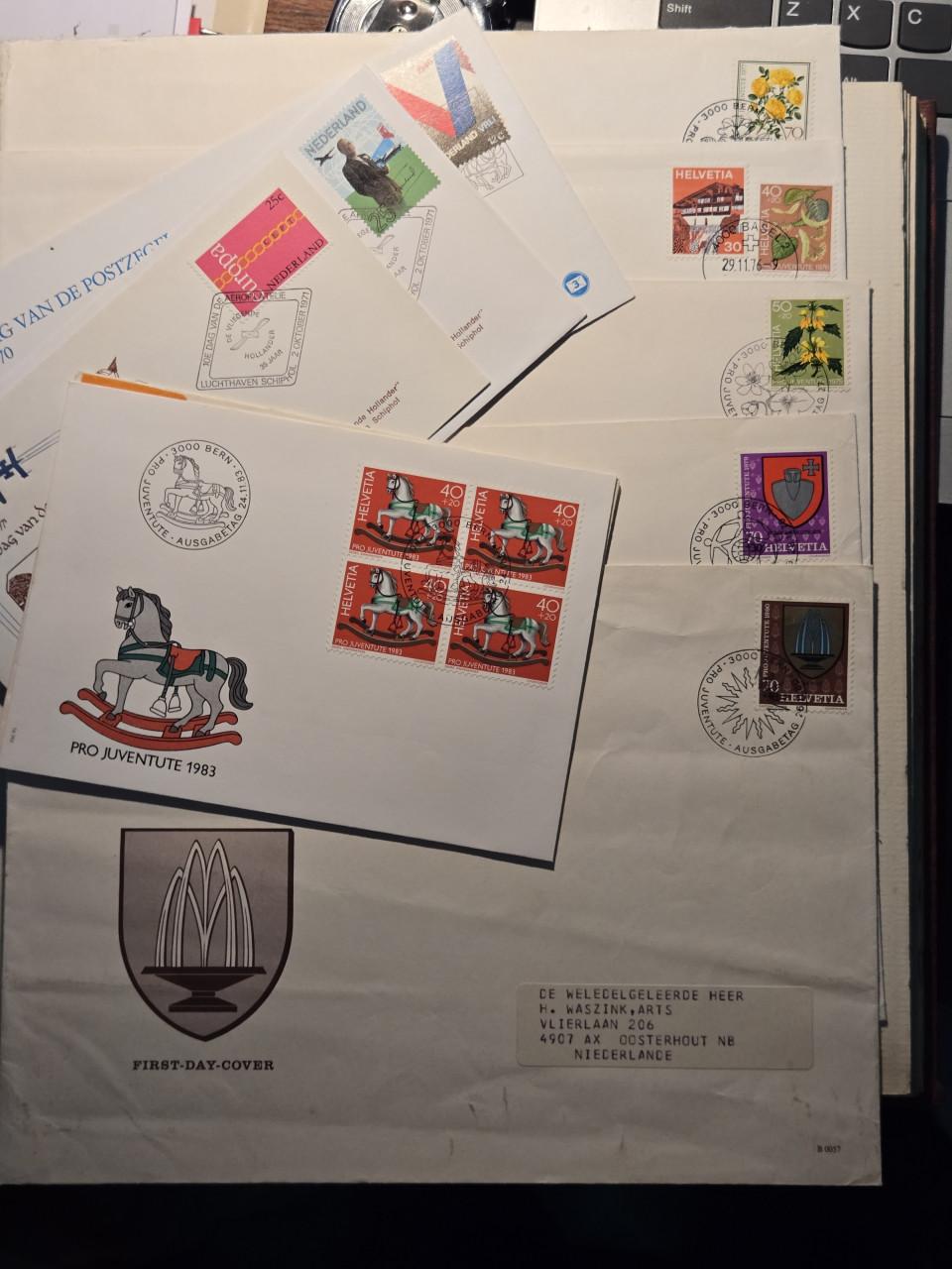 Postzegels 8 Albums uit heel de wereld  Bieden mag, wel graag naar waarde.