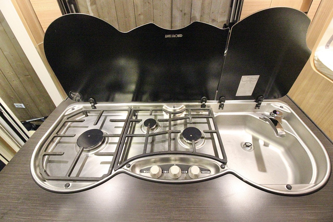 LMC Breezer (Lengtebedden, Compact ) Klaar voor kampeerseizoen 2026!!!!!!