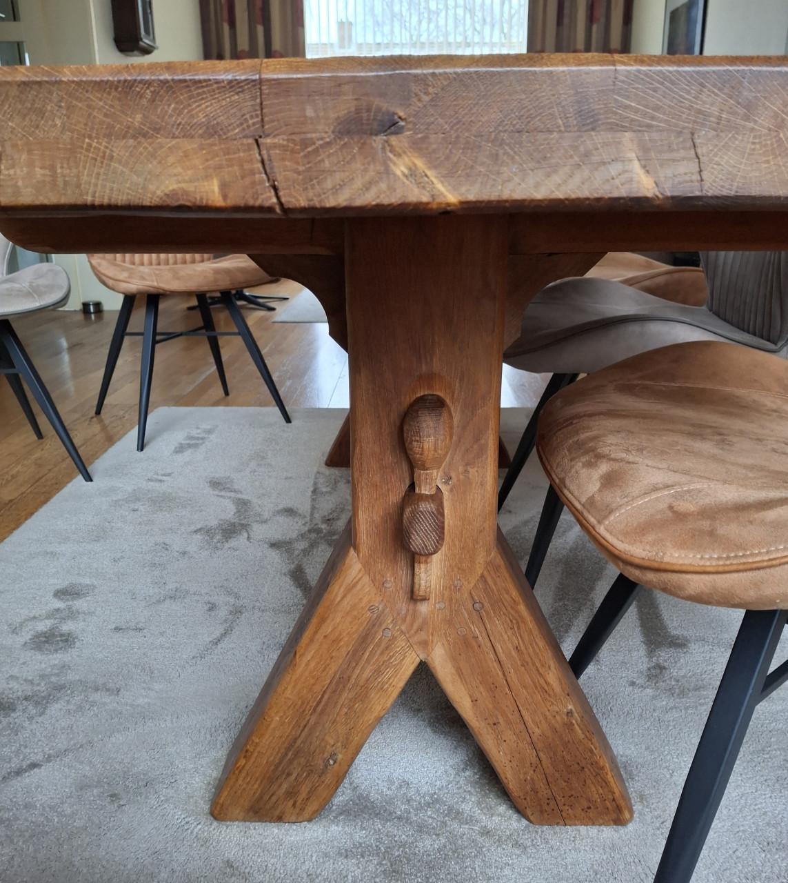 Eettafel zwaar eikenhout.