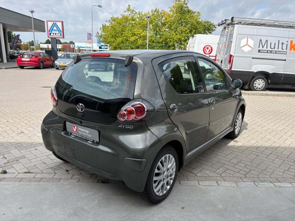 Toyota Aygo 1.0-12v aspiration green