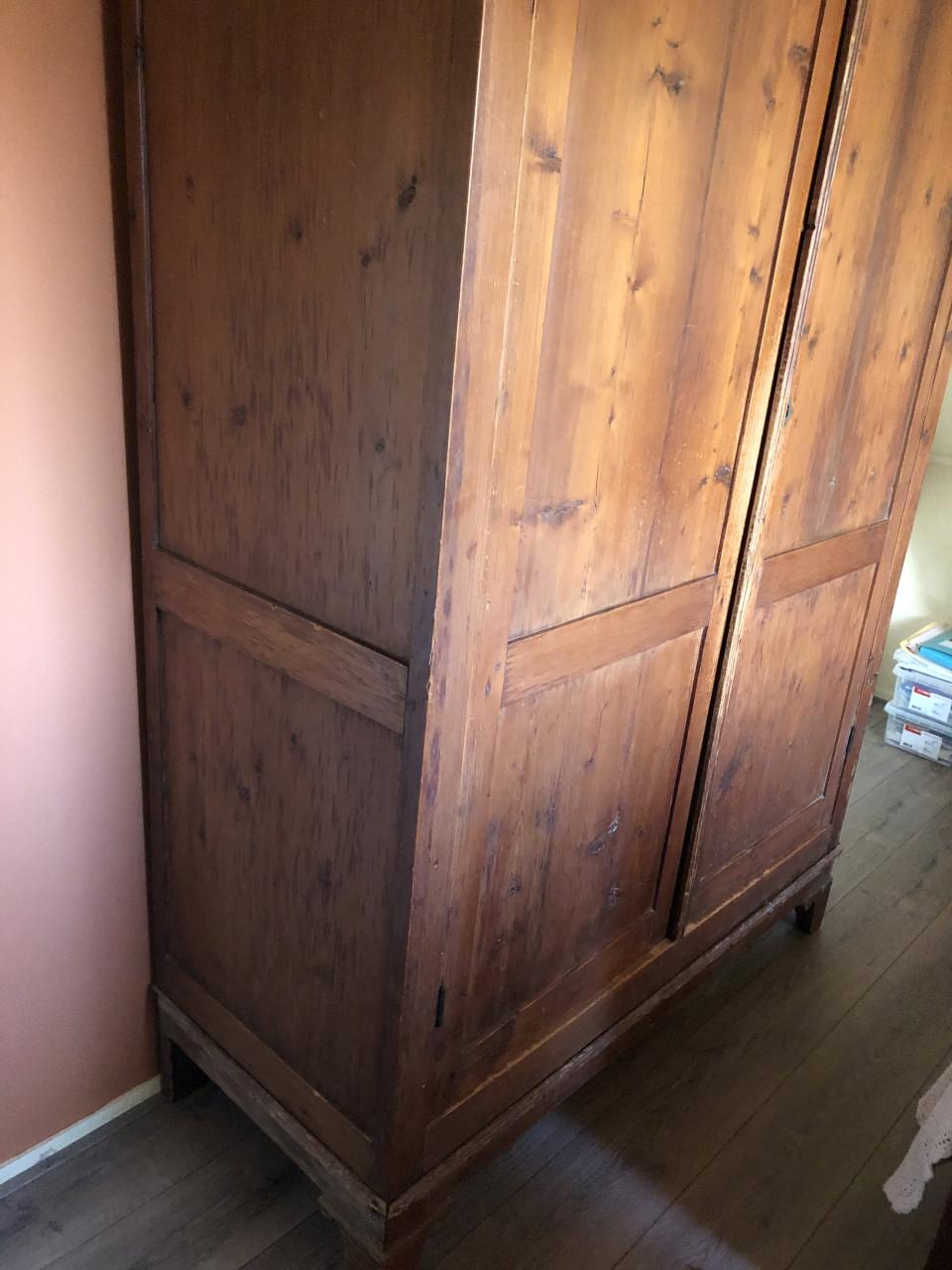 Grote oude  grenen kast