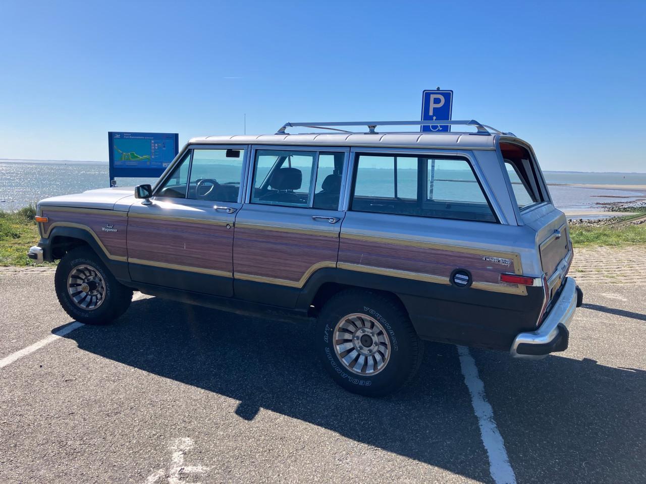 Jeep Wagoneer