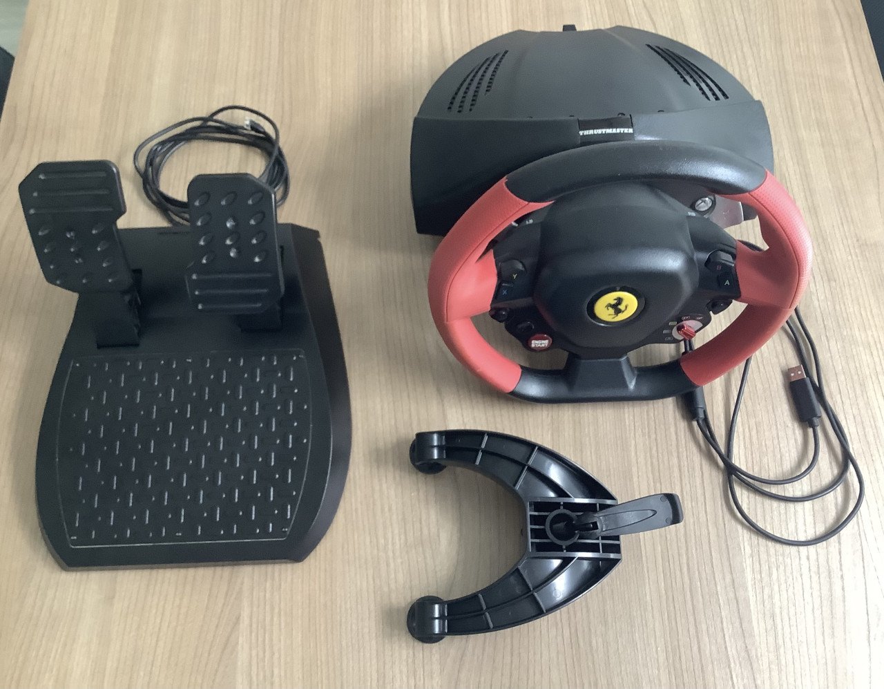 Thrustmaster 458 Ferrari Spyder stuur met pedalen