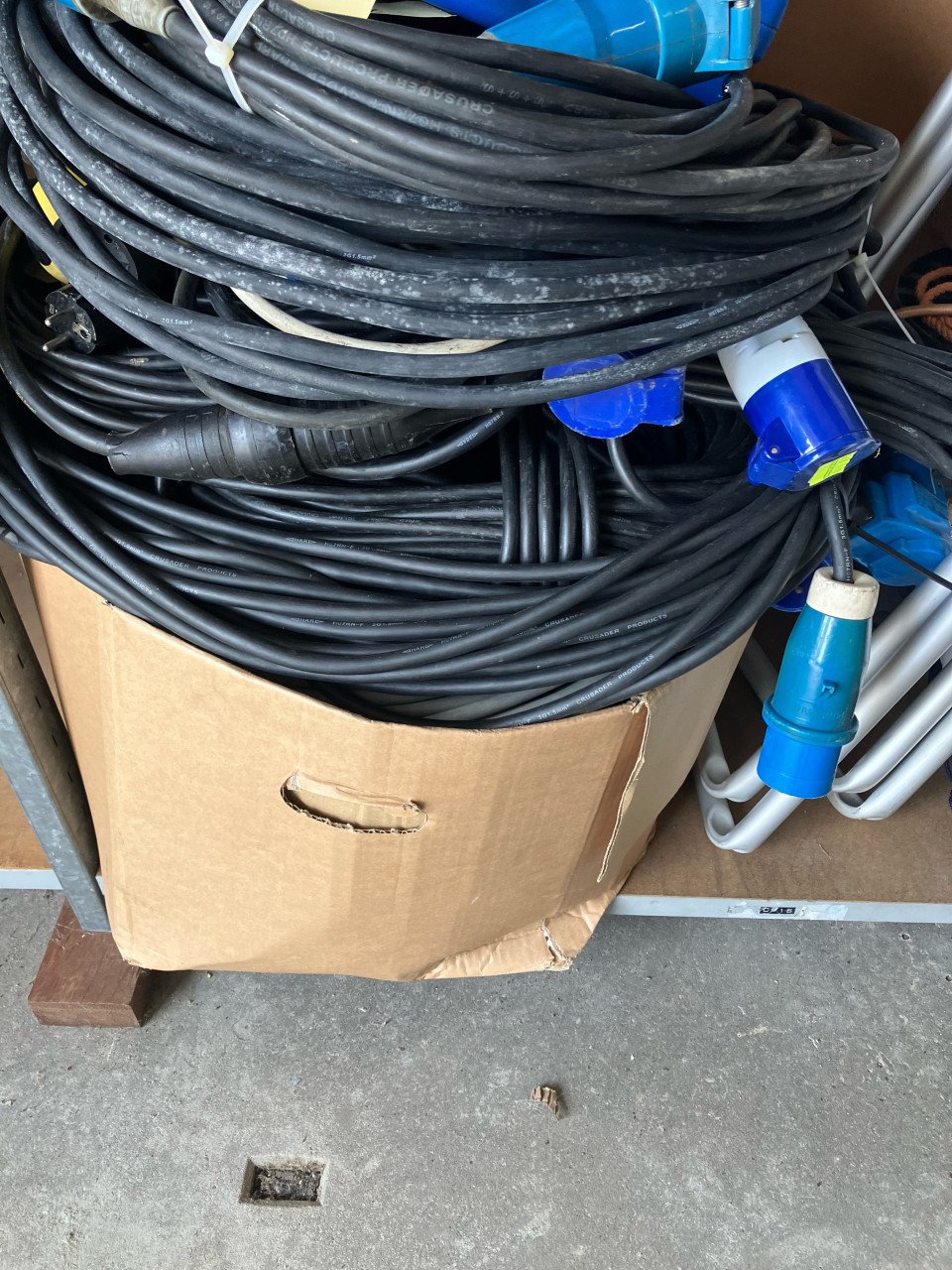 Diverse elektriciteits kabels.