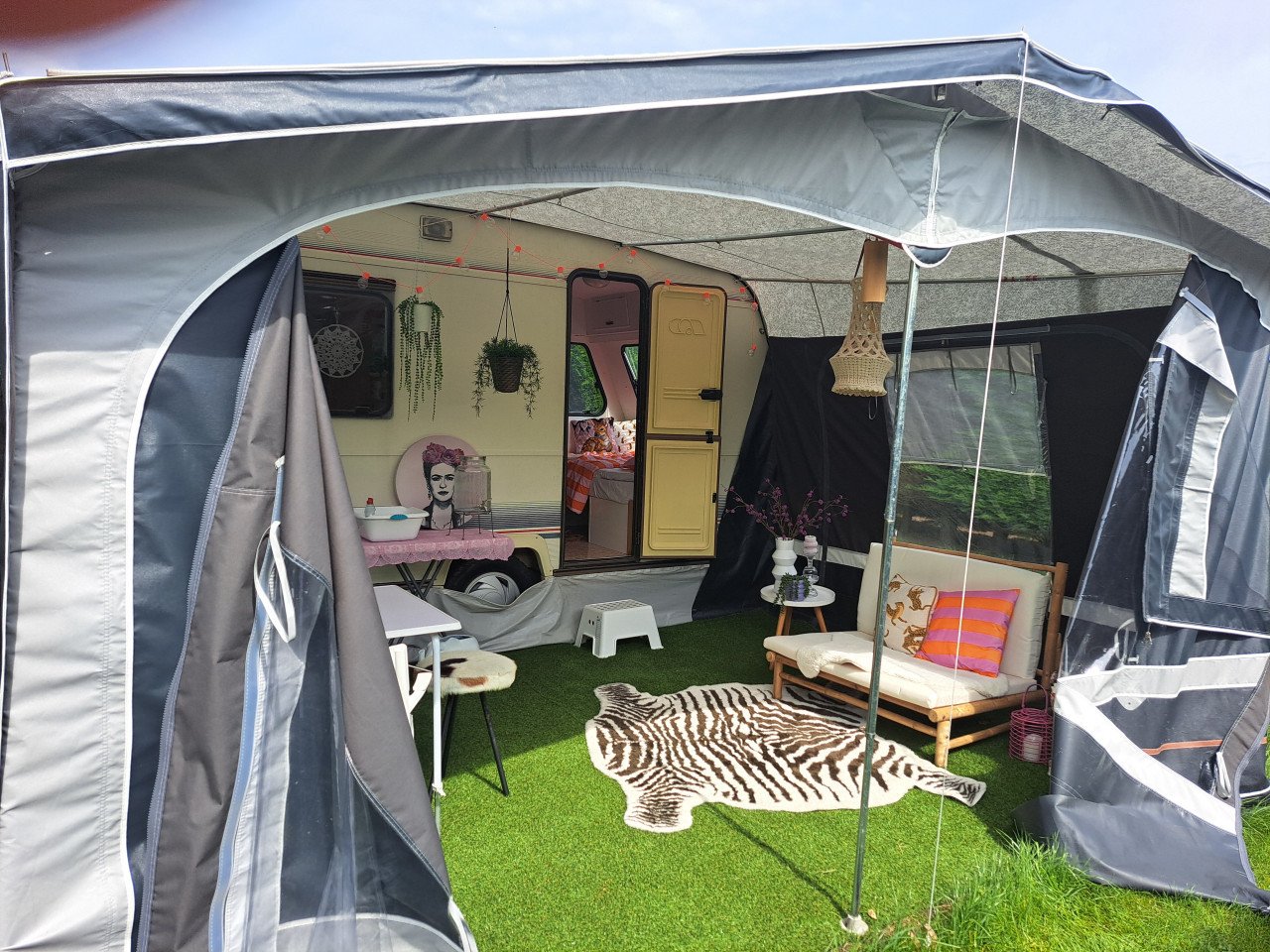 Adria 4158 TD caravan met voortent – charmant project met potentieel!