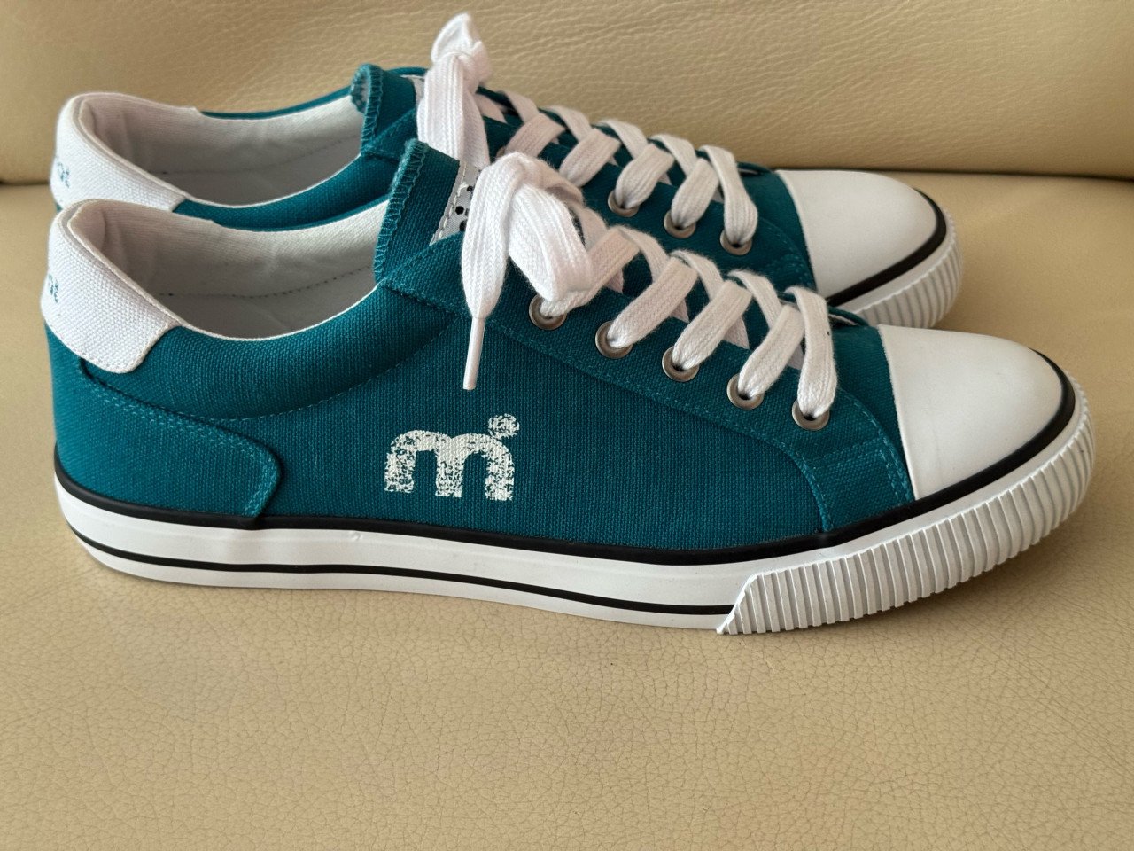 Nieuwe Mistral canvas sneakers, maat 42