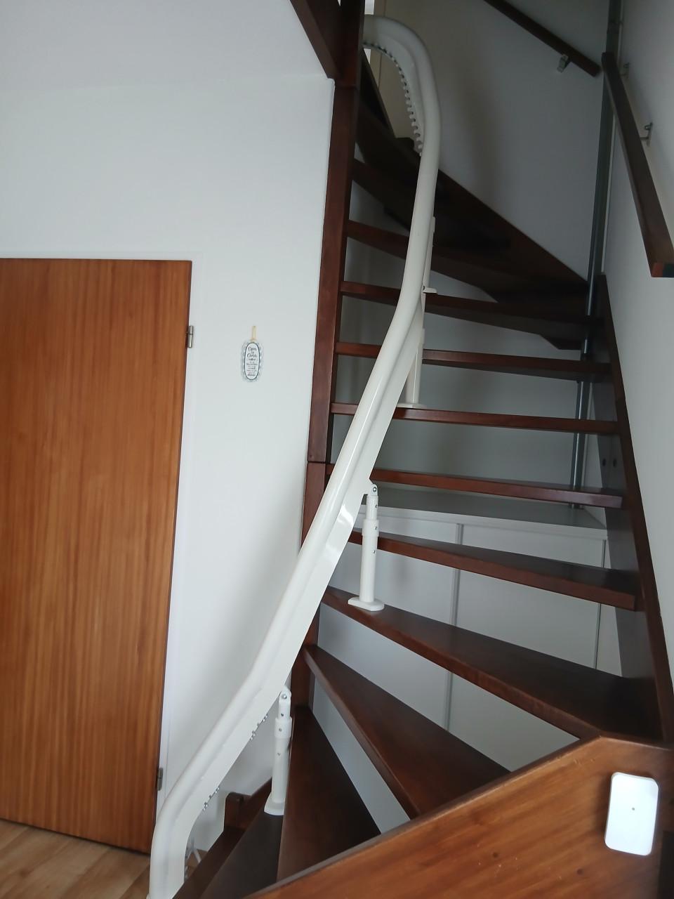 Traplift, 2 bochten naar links, 14 treden