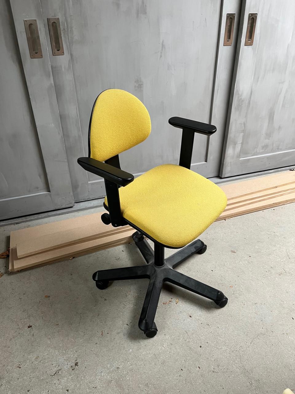 Bureau, boekenkast, kleding kast en nacht kastje.