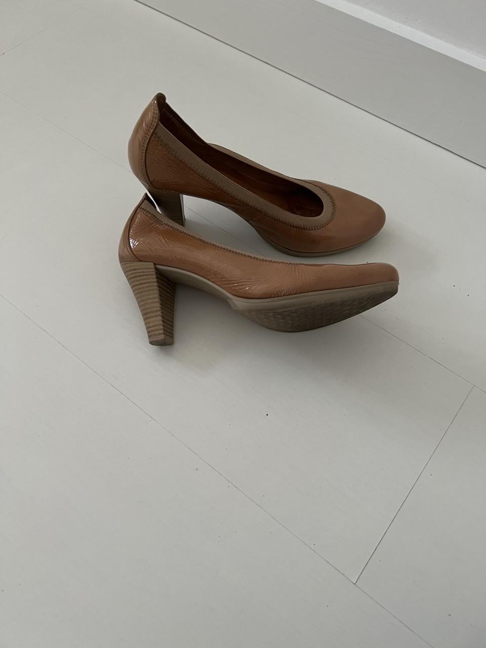 Pumps lakleer kleur nude mt 39