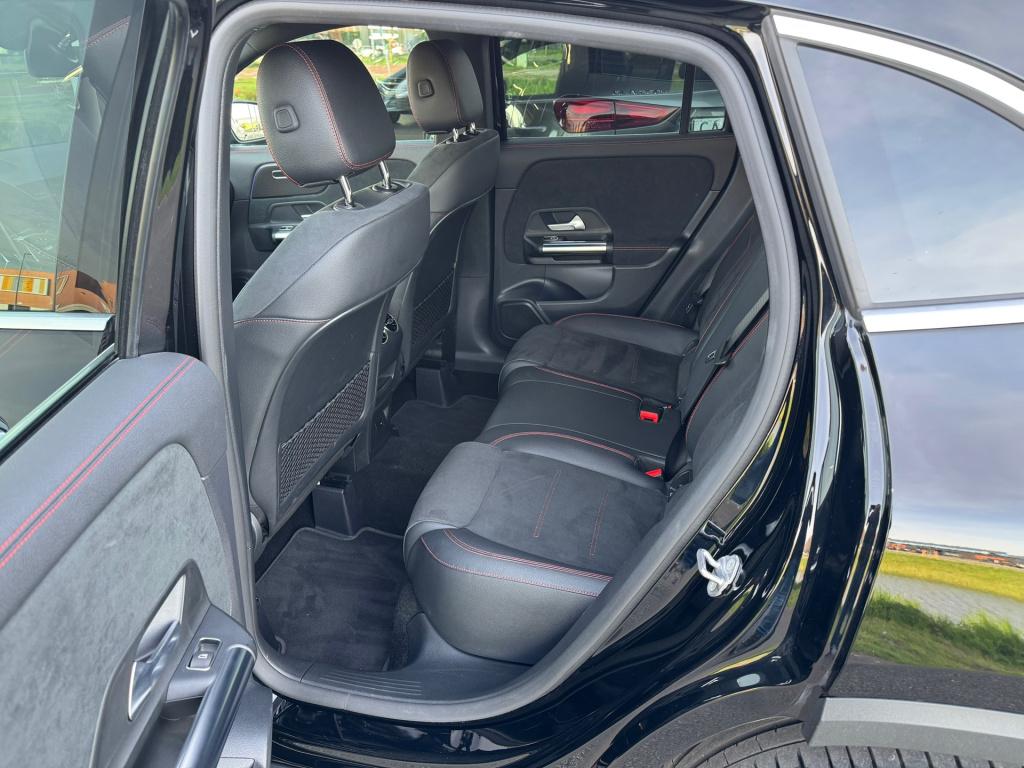 Mercedes-Benz Gla-klasse 200 amg line automaat , wegklapbare trekhaak , ach