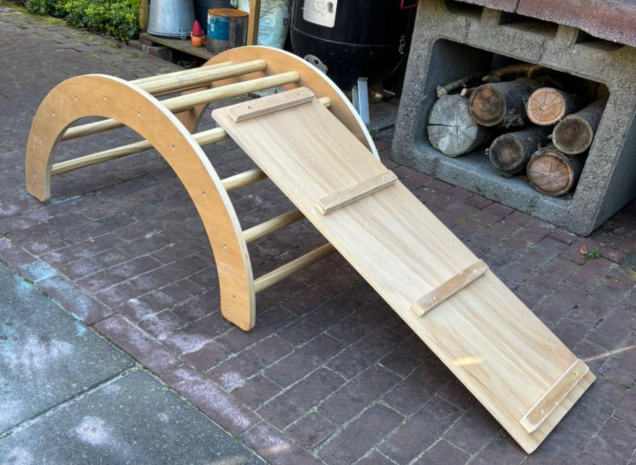 Houten klimboog met glijbaan