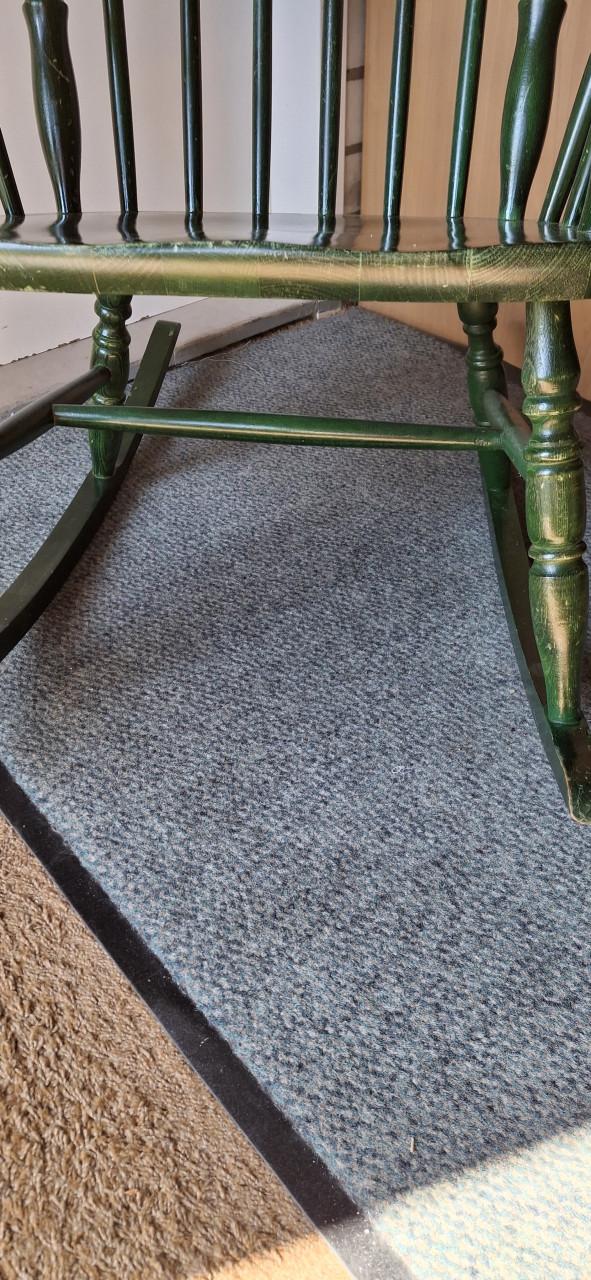 Klassieke houten vintage Windsor-stijl schommelstoel diepgroen