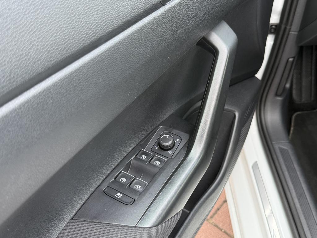 Volkswagen Taigo 1.0tsi 110pk dsg r-line | pano dak