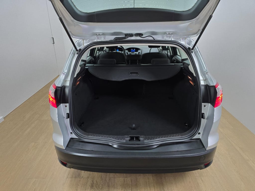 Ford Focus wagon stationwagen titanium luxe versie met cruisecontrol en blu