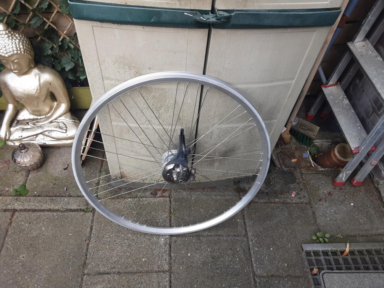 9 x 4 spaak patroon 28 inch nexus voorwiel, naafdynamo, rollerbrake rem