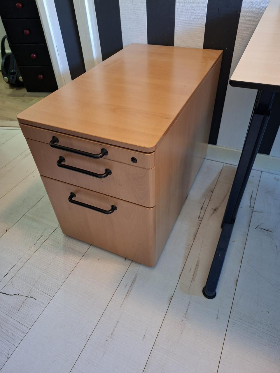 Hoekbureau met ladeblok en 2 roldeur archiefkastjes Professionele kwaliteit