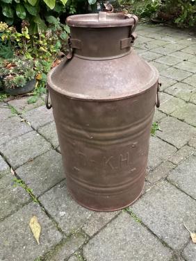 Oud vat met opdruk dr. K.H.