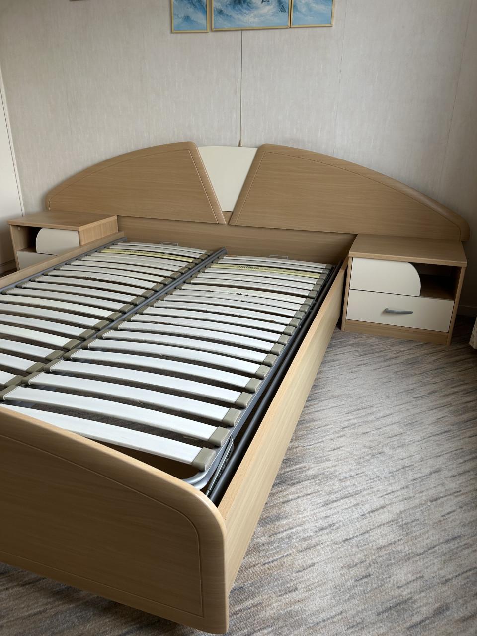 Beddenset met nachtkastjes en kaptafel