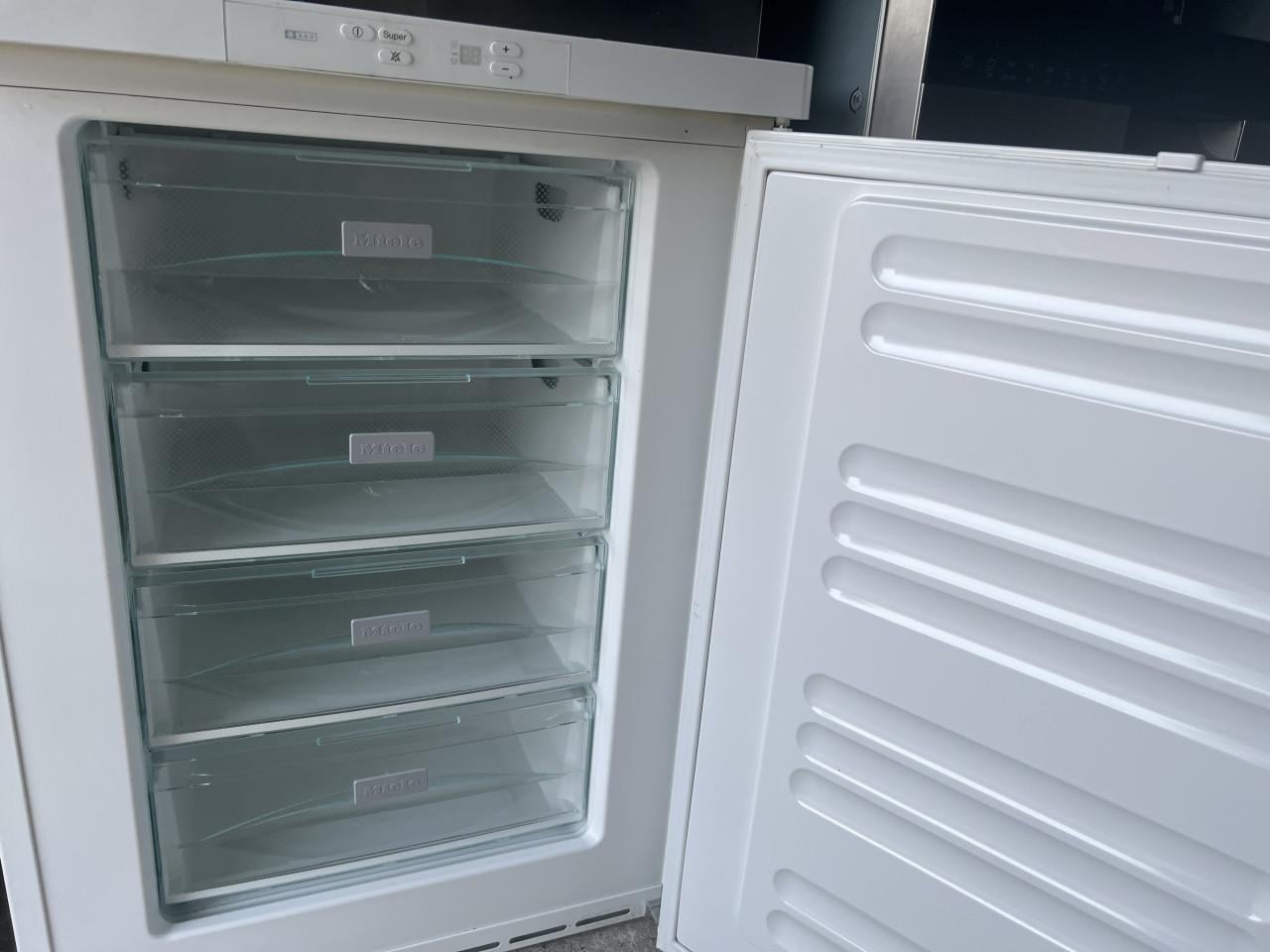 Miele vrieskast met 4 laden 110 liter 85x60 cm. Schoon en netjes