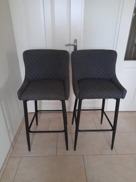 2 mooie barkrukken ( in goede nette staat ) Zithoogte 75 cm.