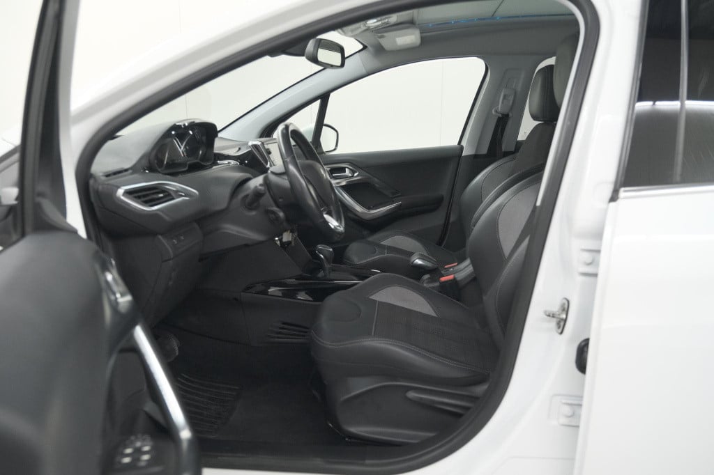 Peugeot 2008 puretech 110 eat6 allure | trekhaak | camera | panoramadak | a