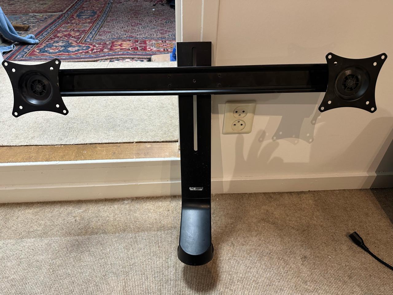 Drie monitors (2 Dell, 1 Samsung) met arm en standaards