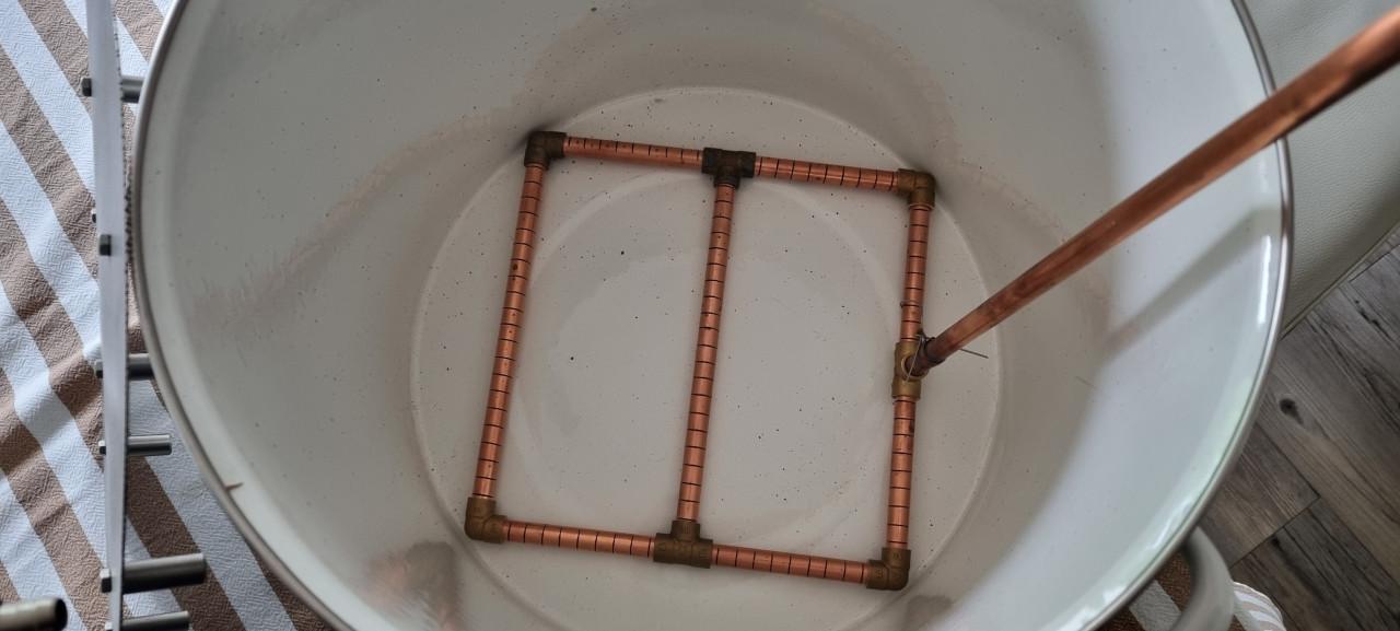 Bierbrouwketel met hevel en koeler