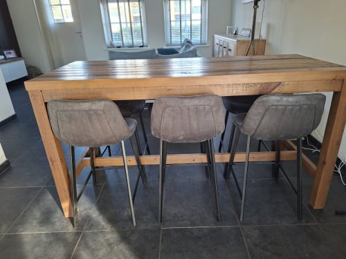 Bartafel met 6 barstoelen