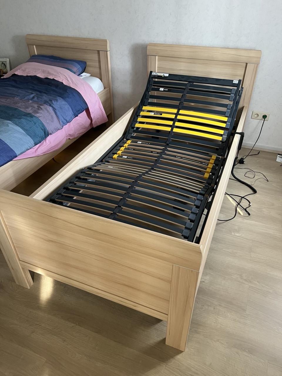 Eiken ledikant+verstelbare lattenbodem. Incl. matras/nachtkastje