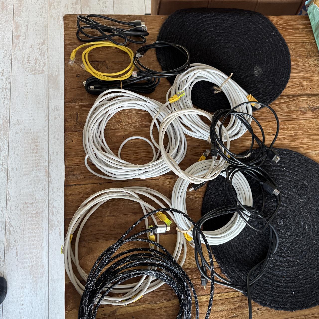 FTP en HDMI kabels veel!