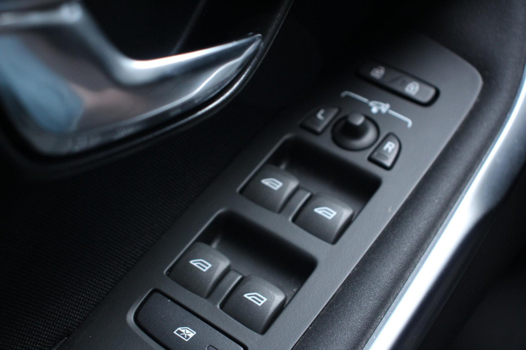 Volvo V40 1.5 t2 momentum automaat - pdc rondom + camera - full led - navi 