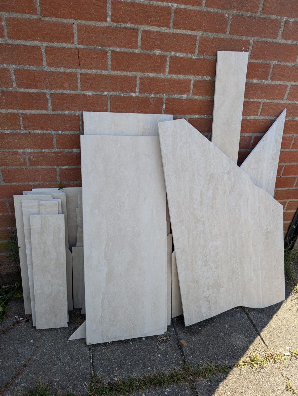 Beige stukken tegels badkamer voor creatieveling