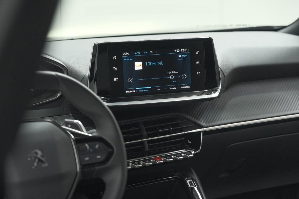 Peugeot 2008 puretech 130 eat8 active pack | parkeersensoren | apple carpla