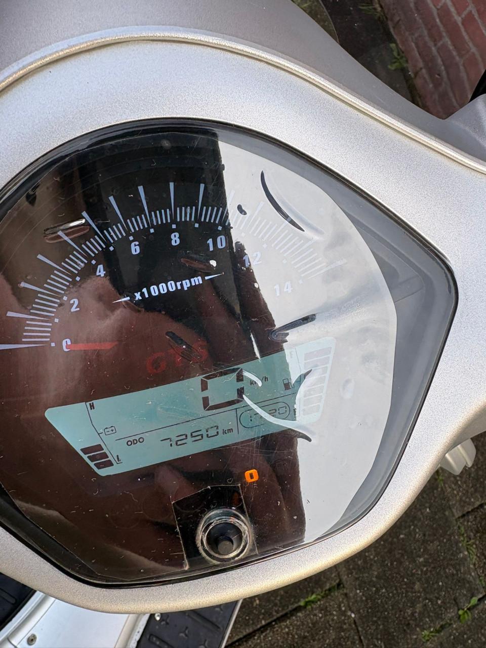 Te koop: Grijze GTS Toscana scooter – Bouwjaar 2021 – 7.250 km