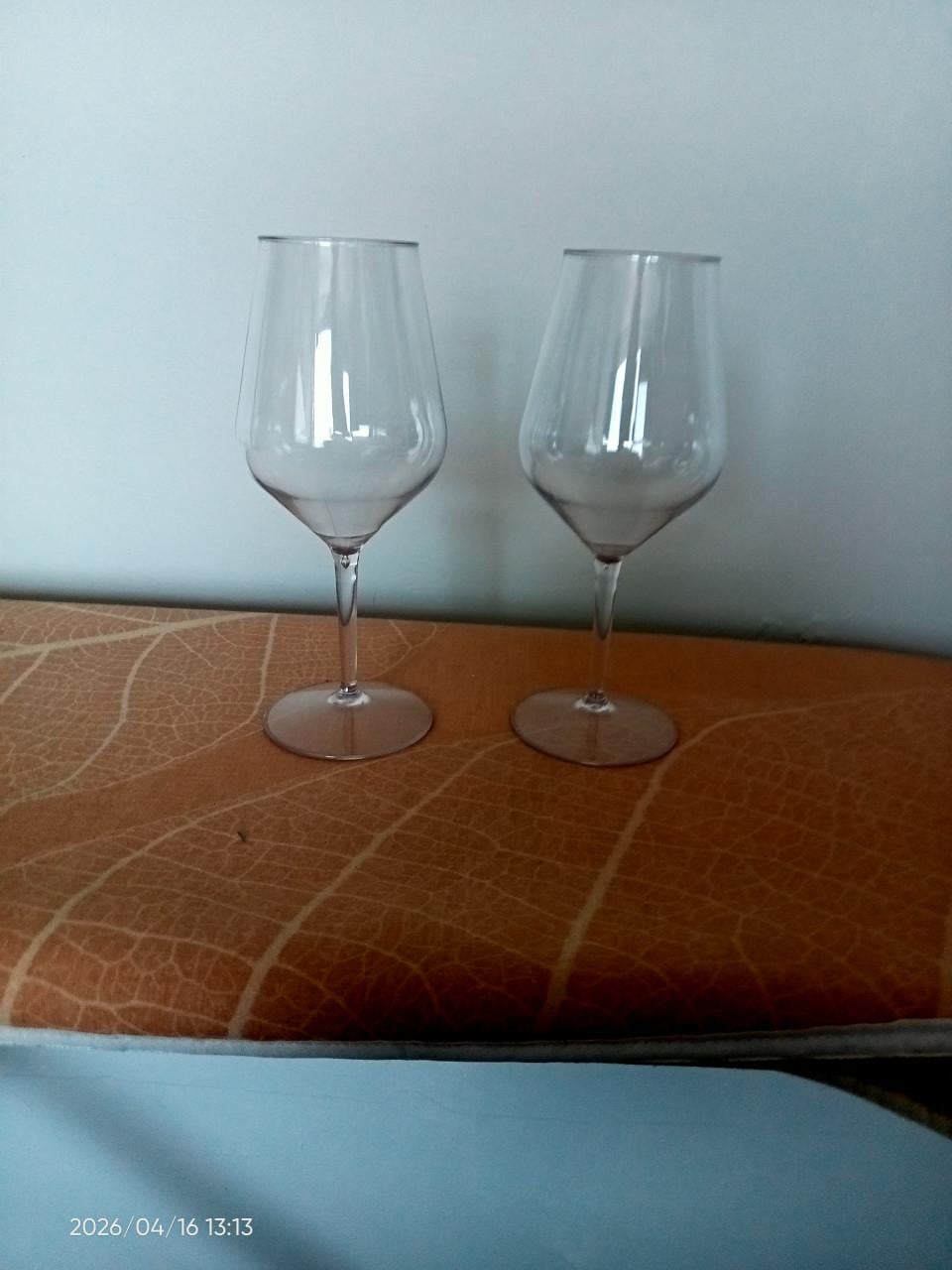 2 plastic wijn glazen