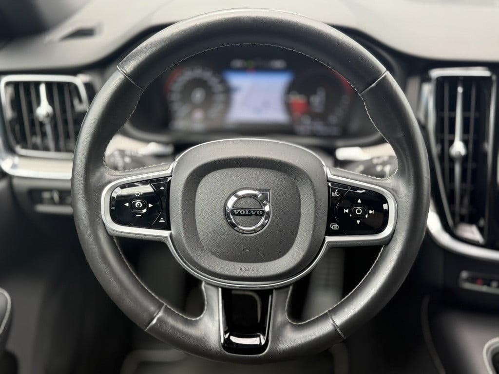 Volvo V60 t6 340pk recharge r-design| panodak| adap.cruise| 360camera| tre