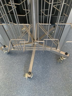 Metalen rek op wieltjes voor kaarten of boeken