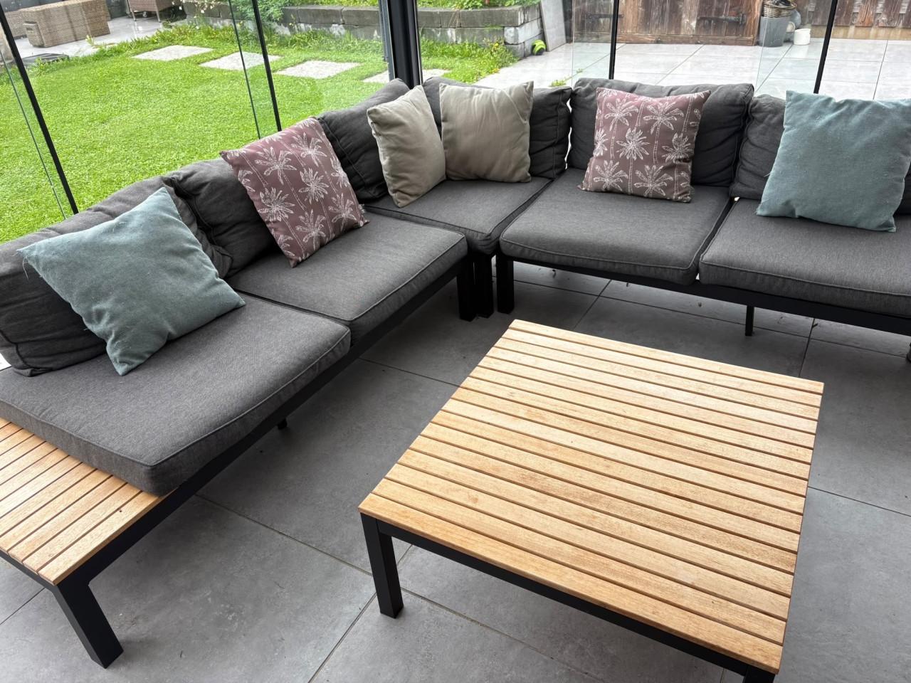 Moderne loungeset met aluminium frame en houten accenten