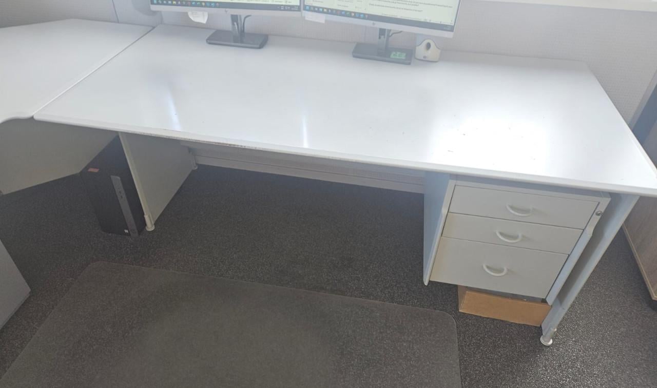 Kantoormeubelen bureau, ladekast, kast